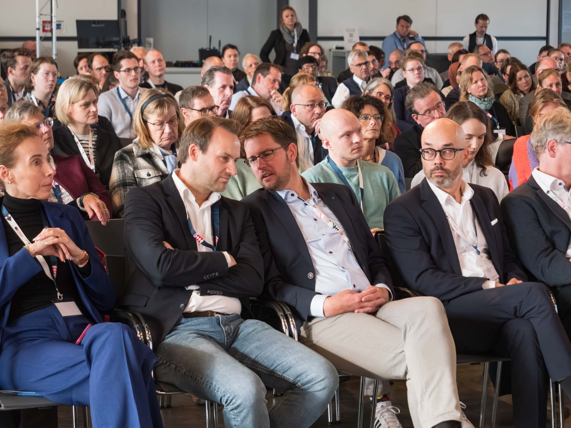 Ein Blick in die voll besetzten Stuhlreihen der Landeskonferenz